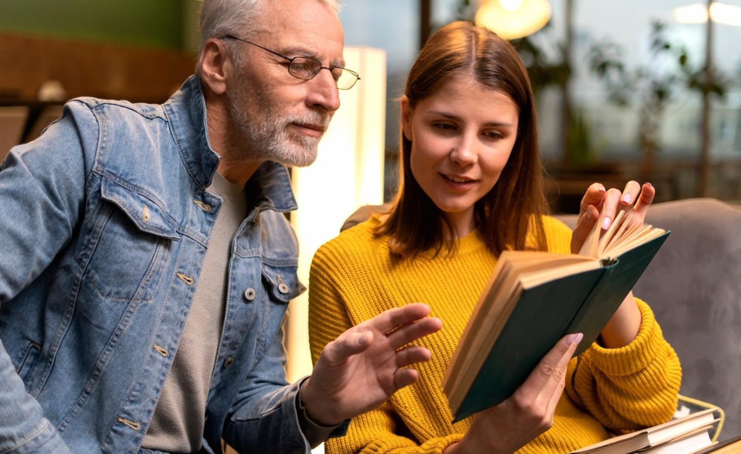Internationale Studierende beim Lernen von Finanzplanung